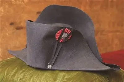 拿破仑标志性双角帽拍出35万欧元