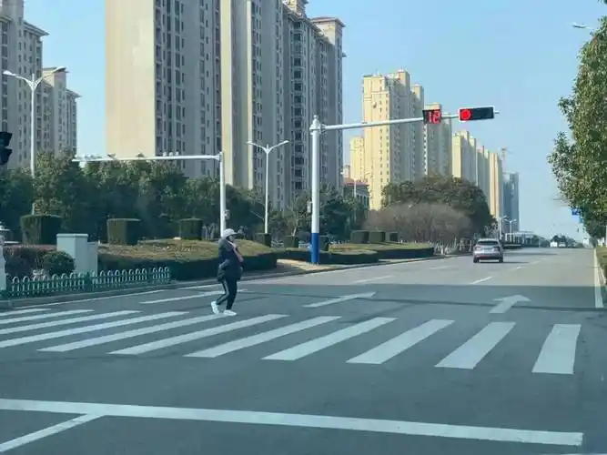 z字形斑马线来了,这样过街更安全!_机动车_行人_红绿灯