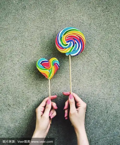 手里拿着棒棒糖的女人