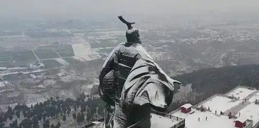 汉殇帝刘隆,刚过百天的时候就继位,但不到一年就在皇位上夭折,所以只