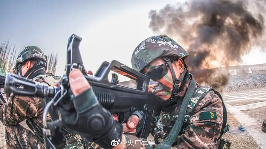 直击演训场武警特战队开展多课目训练