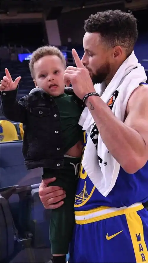 库里:儿子,咱家的装x手势以后就靠你了!肉侬:又是被迫营业的一天