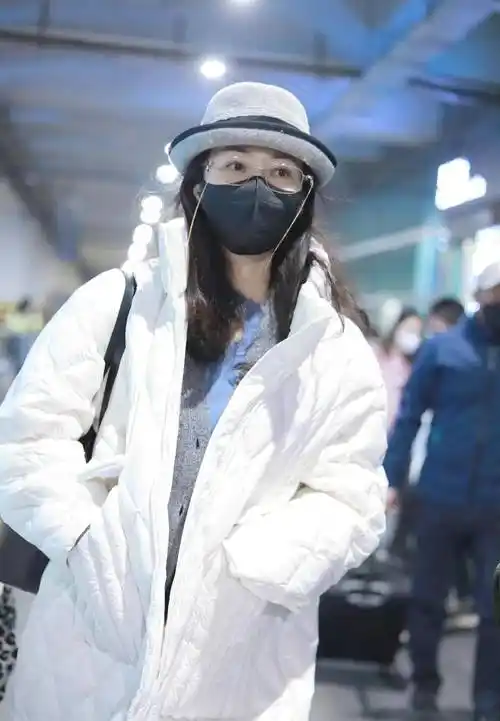韩雪现身机场,白色长款羽绒服搭牛仔裤,温暖舒适又时尚!