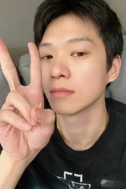 港媒曝魏大勋求婚秦岚被拒,两人处于冷战状态,男方发文否认