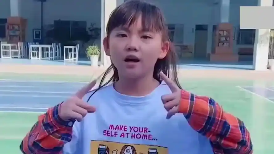 妞妞用歌声祝大家新年快乐,架子鼓敲出欢乐的节奏