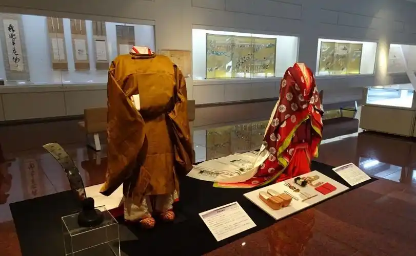 日本天皇不穿龙袍穿凤袍,最高等级的黄袍形制模仿中国唐宋制度