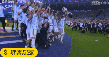 颁奖仪式最后一个环节,梅西举着奖杯走到阵中,捧杯庆祝,梅西紧紧抱住