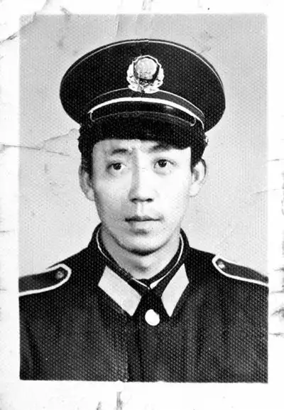 于飞着83式警服工作照