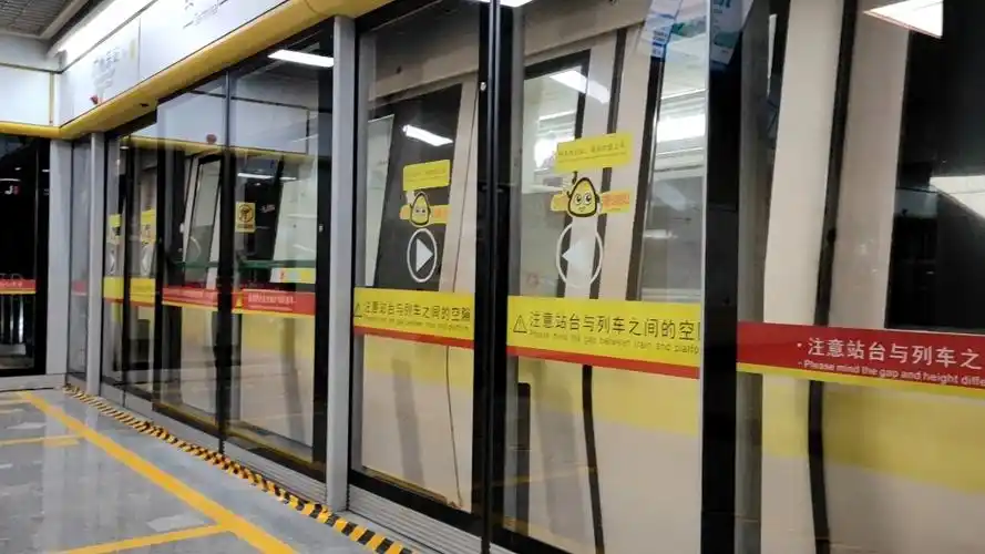 广州地铁1号线蹲下视角a2型列车01a06364号车广州东站出站折返