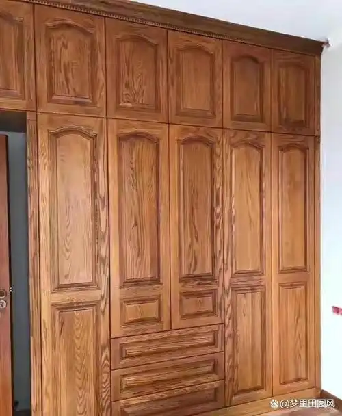 洋槐木做不了高档家具?错,经过特殊工艺加工,洋槐木胜过红木!