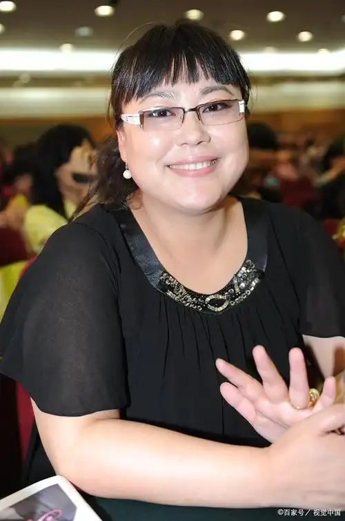 李菁菁三婚三离,下嫁小22岁圈外男友,离婚后两人发文开撕