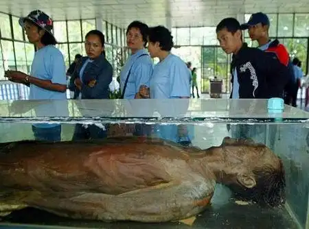 组图:泰国北部博物馆展出艾滋病患者木乃伊