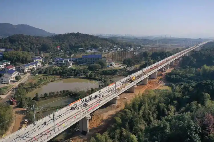 中铁十一局集团常益长高铁铺架分部现场负责人张继军介绍,常益长高铁