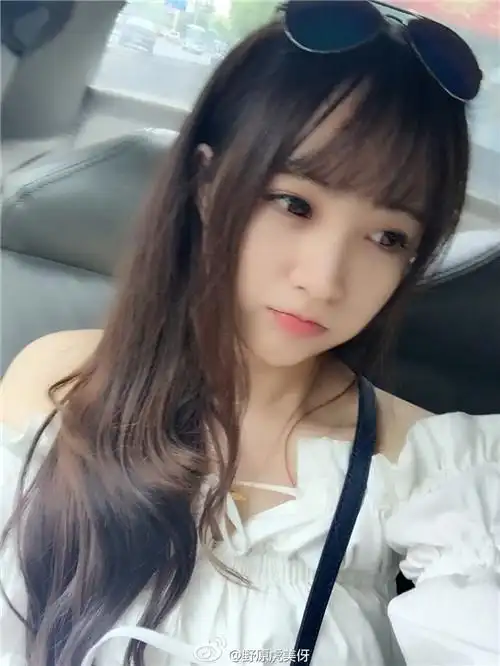 谁知道现在小虎牙amy的微博啊!拜托!