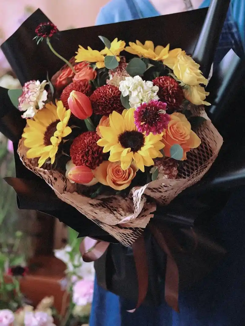 适合中年男士的生日花束 花材: 迷你向日葵,乒乓菊,郁金香,多头玫瑰