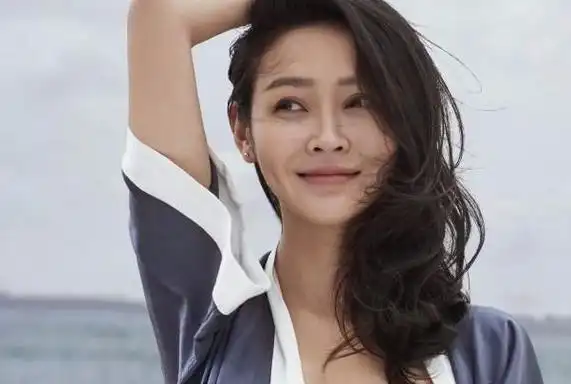 演员于明加与陈道明,王志文两位实力派男演员合作,赋予了伍月全新诠释