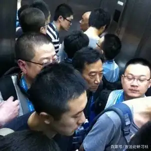 电梯人多且空气不流通