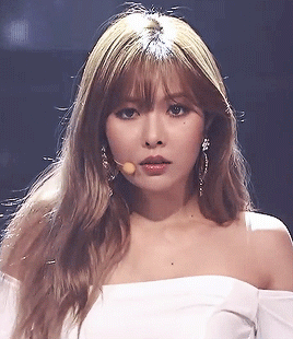 美女长发性感眼神gif动图_动态图_表情包下载_soogif