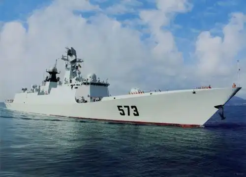 据国防部消息报道, 中国海军新型的导弹护卫舰昨天在大连旅顺某军港