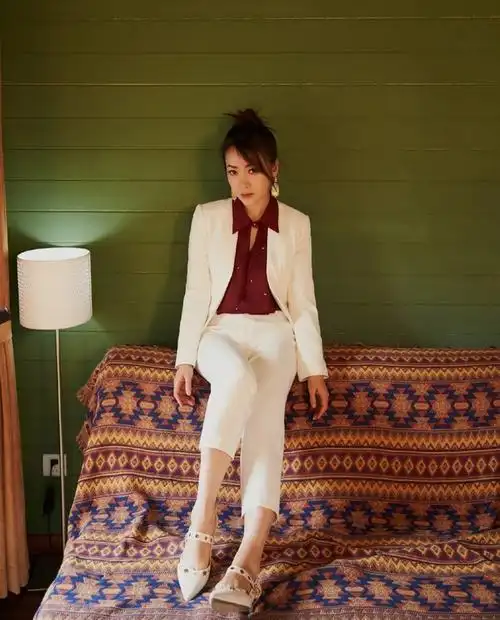 来表达出个人魅力,陈紫函选择的西装套装大多数也 比较简约,纯色西装