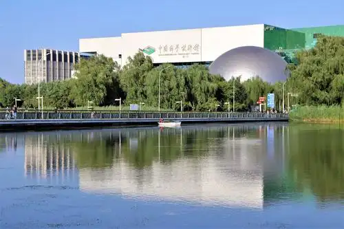 龙形水系东侧的中国科技馆