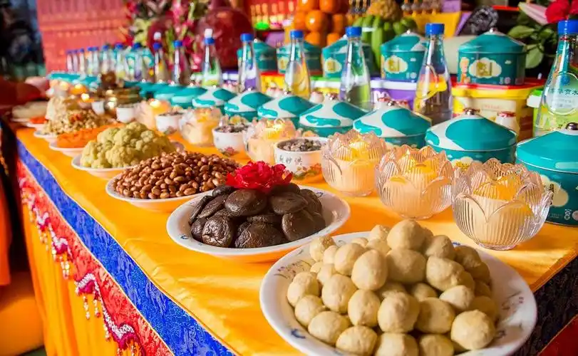 供养龙王的 灯花水果: 供灯增辉,供花增福,供水增慧,供果增寿