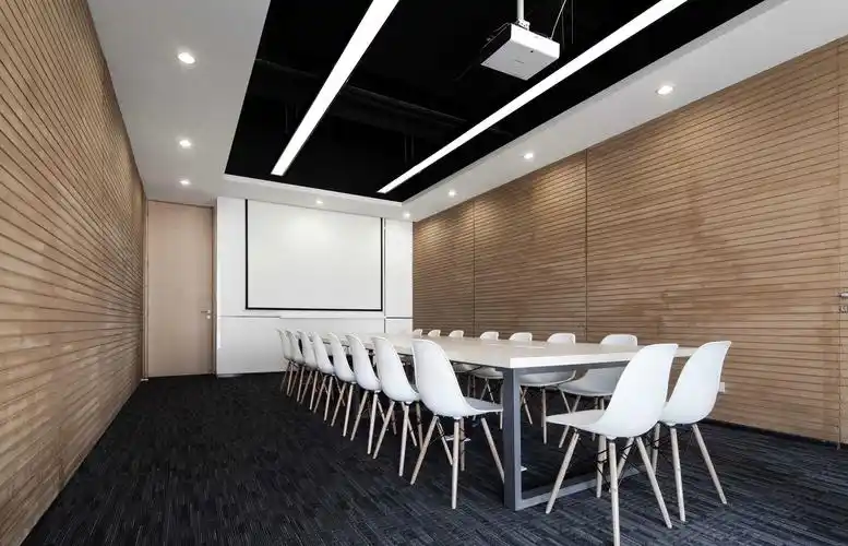 个性创意现代风格小型会议室布置实景图-【城起设计公司】装修效果图