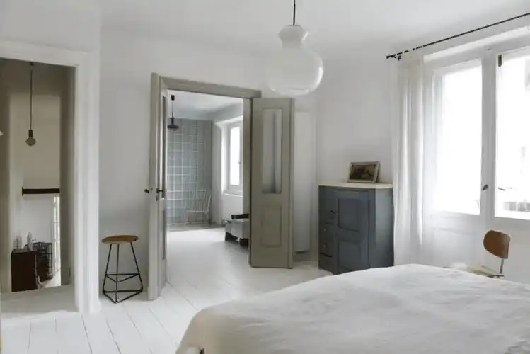 床头对门有什么风水大忌(床头旁边就是门有什么忌讳吗)