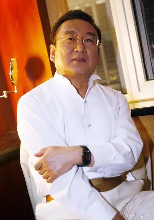 75岁蒋大为现身ktv穿戴奢侈品