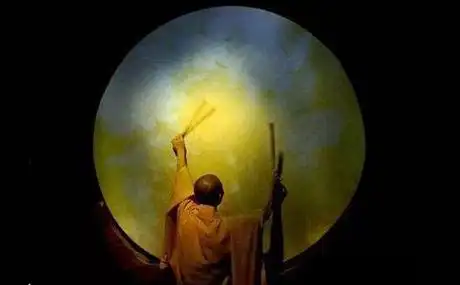 关于炉香赞中的法器怎么敲:鼓