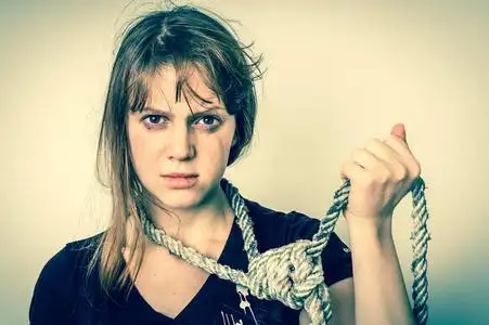绞索套在她的脖子上 — — 复古风格的女人照片