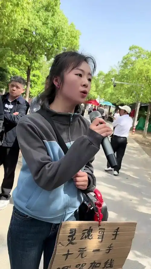 卖唱小笼包十块钱唱情罪,歌声超赞!