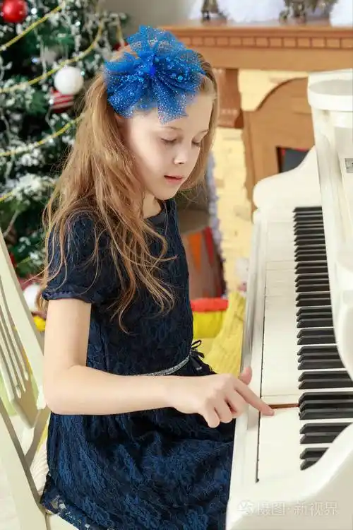 小女孩在白色的钢琴
