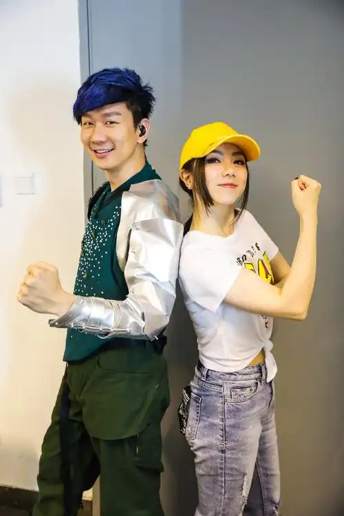 林俊杰圣所巡演深圳场助歌迷现场求婚 邓紫棋惊喜现身称赞