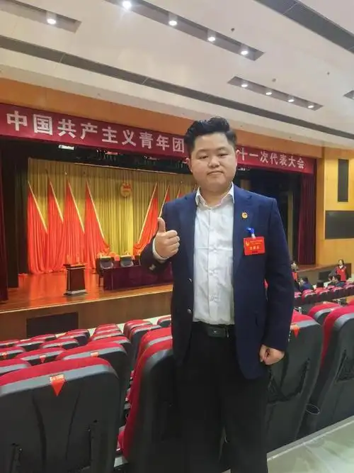 杨聪,男,出生于四川一个贫困的乡村,2021年7月大学毕业.