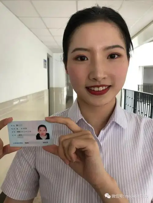 以原图形式上传,文件命名为:姓名 手持身份证照,保证本人面部正面以及