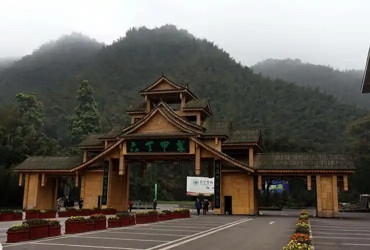 咱中国有不少叫"竹海"的地方,位于四川宜宾市长宁县竹海镇的