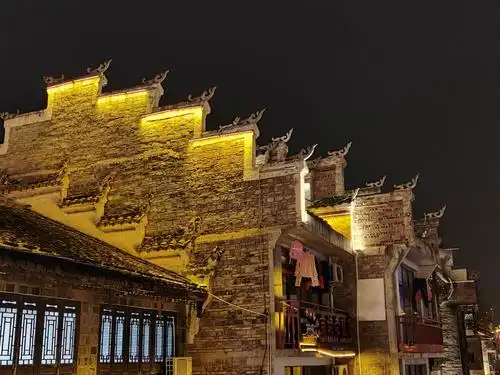 昏黄的灯光和古建的飞檐翘角非常相配.