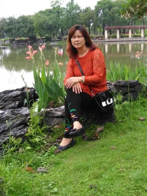 三个八婆逛公园