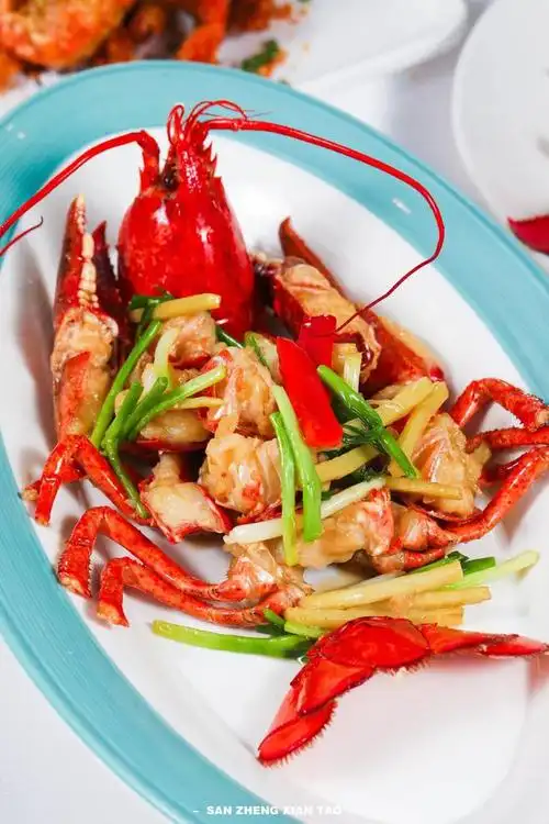 清理龙虾,摆盘一点都不含糊,每一个步骤都无比细致,就像在处理一件