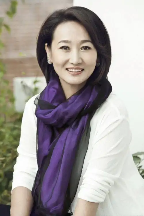 她是腾格尔前妻离婚多年仍是单身一人