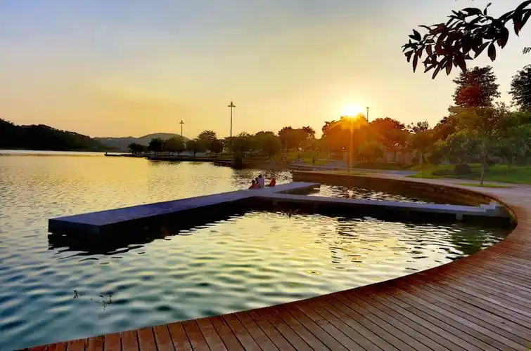 碧水蓝天挂绿湖