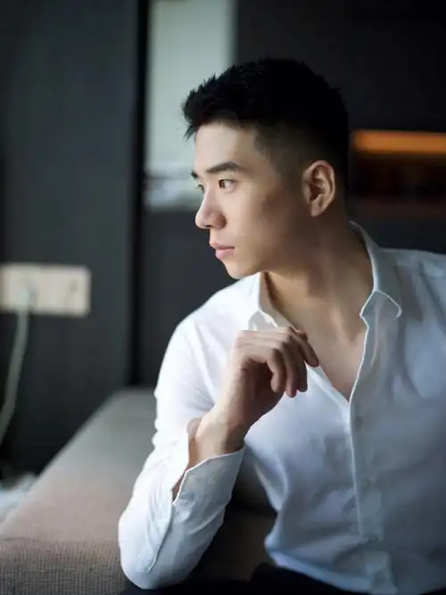 35岁小叔的回忆录 的想法: 2022年最后一天谁来陪我跨年呢 #帅哥