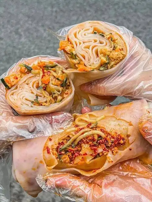 裹凉皮也叫卷凉皮,是河南濮阳的一道传统小吃,现在在很多大城市都能吃