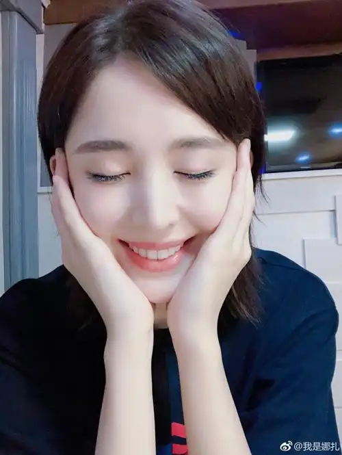 组图:猫系美少女古力娜扎!pose百变捧脸甜笑可爱满分