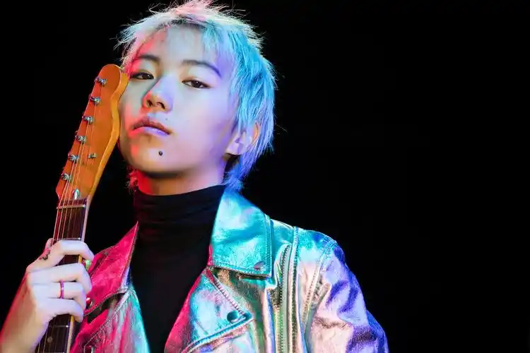 窦靖童坦言玩乐器不是行家 喜欢进棚搞创作_网易娱乐