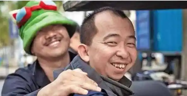 而且他身材瘦小,像个纸片人,剧组里待着的都是些五大三粗的男人,根本