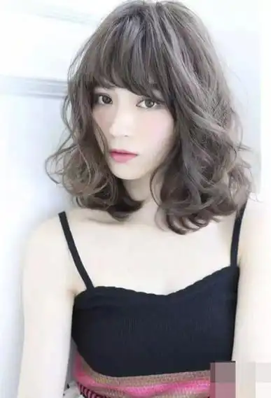 女孩子齐肩卷头发梳偏分发型国外女士卷头发染艳丽发色图片爆棚优雅的