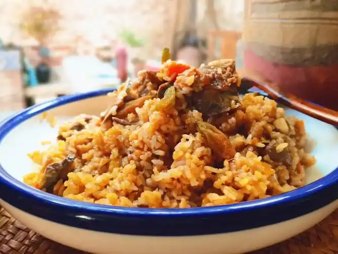 清介居羊肉手抓饭电饭锅做法:1:羊肉解冻切块泡水,洗去血水以后待用.