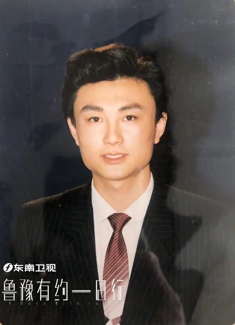 晒一波王宁早期在新闻主播台的照片,妥妥的"小鲜肉"一枚,认证完毕!